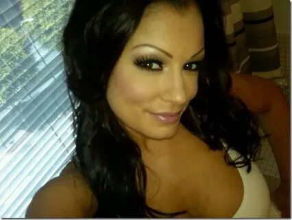 Celebrity Style: Aria Giovanni Takes a Picture of Herself at