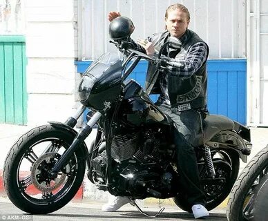 Charlie Hunnam films scenes for Sons Of Anarchy on new blue 