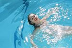 A imagem pode conter: 1 pessoa, nadando Miley cyrus sexy, Mi