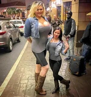 4ft11 Vs 6ft9 150vs205 Tall Women Fashion, Girl Fashion, Womens Fashion, Ta...