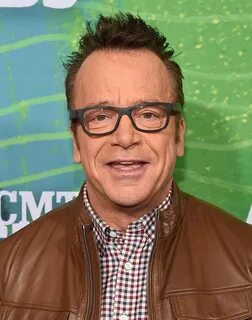 Tom Arnold Reveals He Briefly Romanced Laurie Metcalf Before