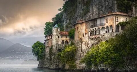 Уникальный монастырь в скале в часе езды от Милана