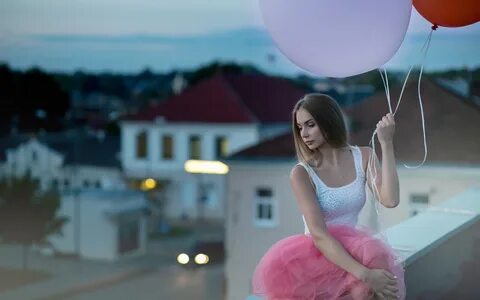 Girl and balloon, roof 640x1136 iPhone 5/5S/5C/SE wallpaper,