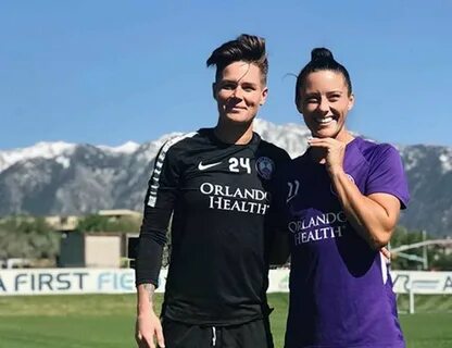 Women's Football: Ashlyn harris and ali krieger MARCA Englis