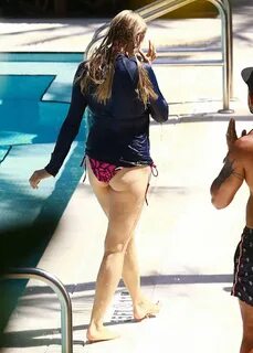 Jewel Kilcher Wearing Bikini Bottoms At A Pool In Miami - Ce