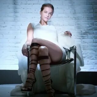 Modelo recria famosa cruzada de pernas de Sharon Stone; assi