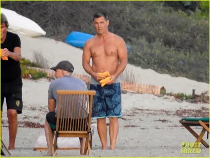 Full Sized Photo of josh brolin shirtless at the beach 26 Ph