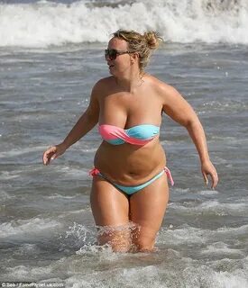 Chanelle Hayes displays fuller figure in bright bikini as sh