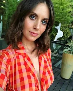 Alison Brie on Instagram: "Laid back...🍊 🍊 🍊 hair&makeup by 