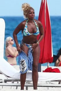 Mary J. Blige’s Blue Bikini In Miami - Photos - Hollywood Li