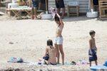 Alba Flores, sorprendida en "topless" en Ibiza