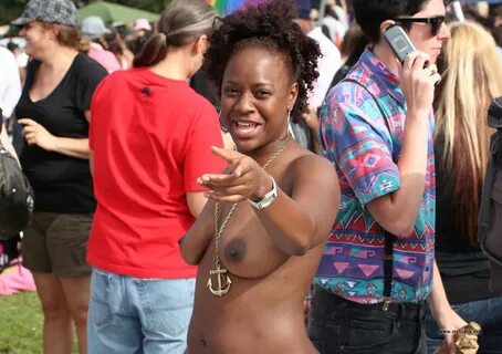 Ebony pairs nude in the public. Photo #2