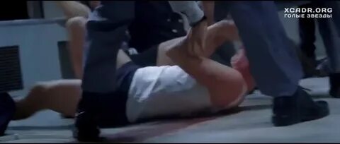 Террористы избивают Мелиссу Лео в короткой юбке - Падение Ол
