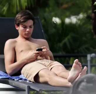 superficial guys: LOUIS TOMLINSON ONE DIRECTION SHIRTLESS FE