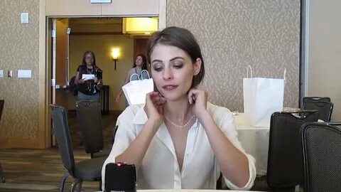 Willa Holland for Arrow at SDCC 2016 - YouTube