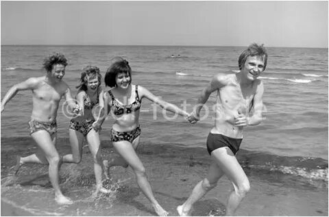 junge Leute rennen am Strand, Warnemünde an der Ostsee Somme