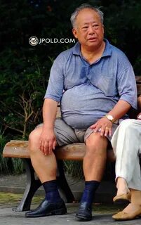 Fat old daddy rest on the bench in the park - 精 品 帅 老