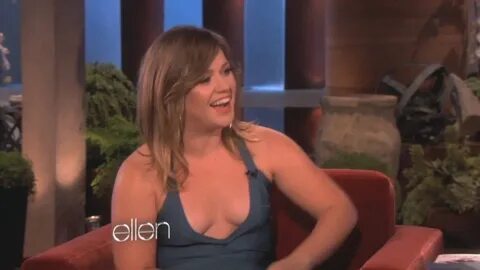 Kelly Clarkson - Cleavage Candids-01 GotCeleb