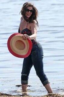 Idina Menzel in jeans filming scenes for the Beaches -30 Got