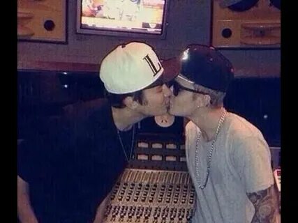 Justin Bieber kissing Austin Mahone and says that he is bise