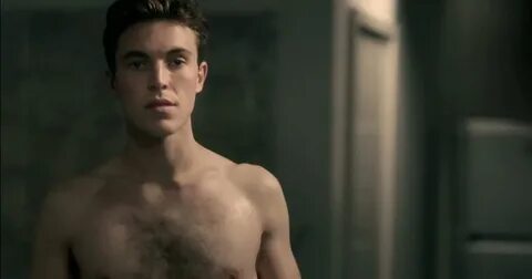 Shirtless Men On The Blog: Tom Hughes Mostra Il Sedere