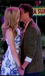 Hermosa pareja Kevin quinn, Emma ross, Peyton list kiss