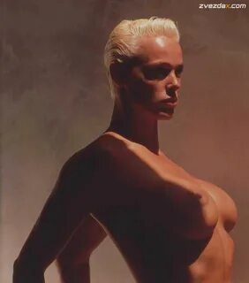 Полностью голая Бриджит Нильсен на эротических фото zvezdax.