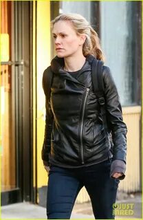 Anna Paquin: Solo NYC Stroll: Photo 2987028 Anna Paquin Pict