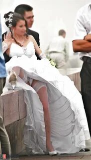 Невеста Подняла Платье