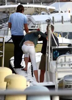 Nicole Kidman boarding a boat Celebrity Oopsies