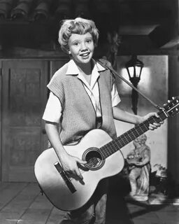 Hayley Mills 8x10 Photo playing guitar The Parent Trap - Pho