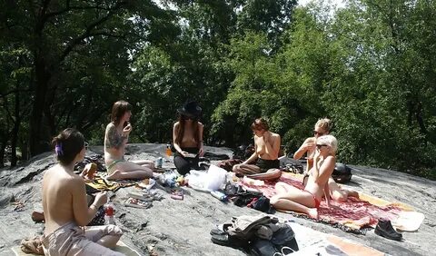 Scantily clad girls, mostly reading, mostly outdoors - 424 P