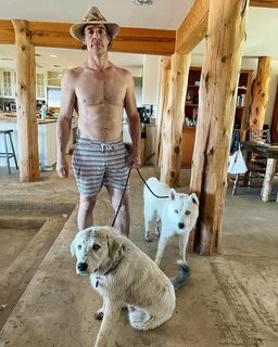 OMG, James Van Der Beek gets his hot zaddy bod out for the springtime.