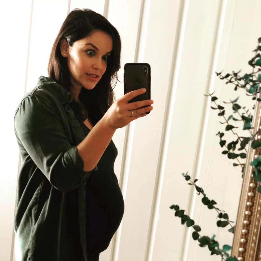 Foto do Instagram de Melissa Fumero: "Oh yeah, I’m hella pregnant. 