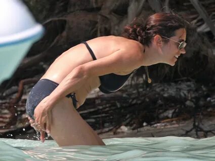 Дженнифер Коннелли в черном купальнике (Июль 2009) Бикини зв