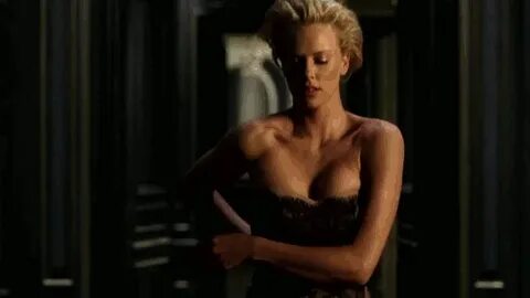 Charlize theron GIF - Find on GIFER