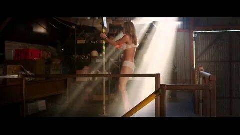 We're the Millers - Stripping Scene - YouTube