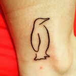 Penguin tattoo #simple Tatuagem pinguim, Tatuagem minúscula 