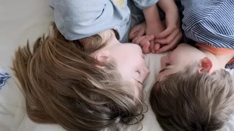 video brother sister sleeping together on: стоковое видео (б