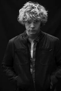 Pin by 🕷 𝒅 𝖆-𝖑 𝑎 ⚰ 🔪 on pretty children Evan peters american