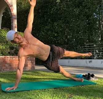 Male Celeb Hotties в Твиттере: "Travis Van Winkle doing yoga