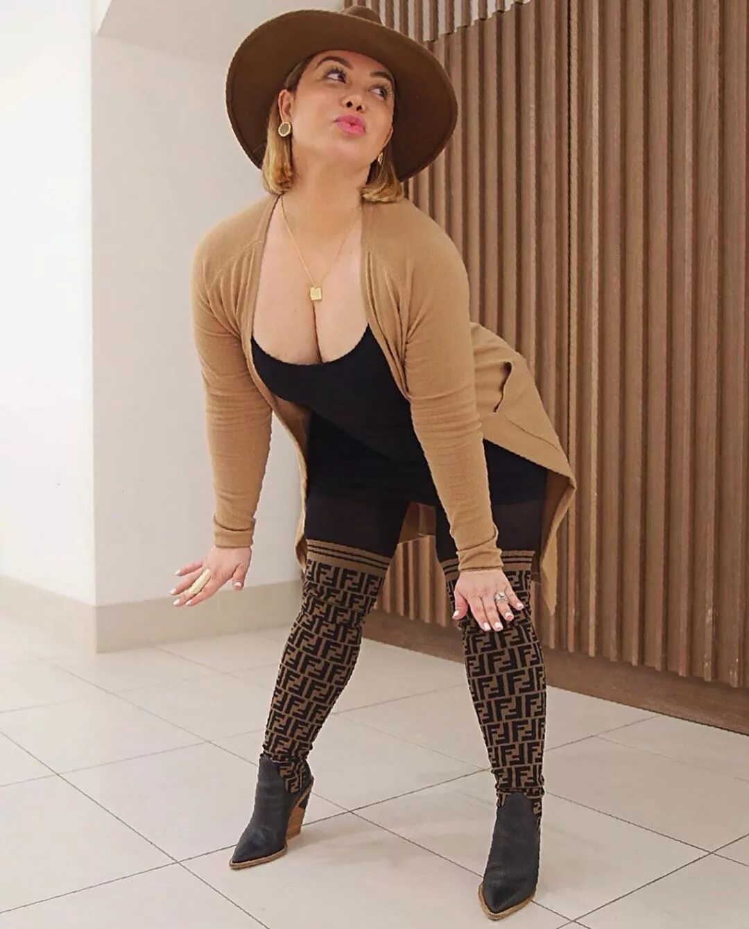 FANPAGE for Chiquis ✨ (@chiquisoficial) в Instagram: «F£NDI PRINTS 🤎 \ #ch...