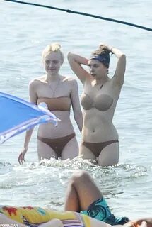 Dakota Fanning Elizabeth Olsen showed off bikini bodies Dako