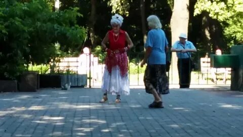 Бабушка танцует зажигательные танцы! Grandmother dancing - Y