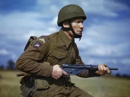 Photo British paratrooper with a Sten gun in training in Bri