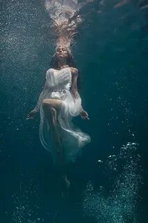 under water Tumblr Underwater photoshoot, Underwater portrai