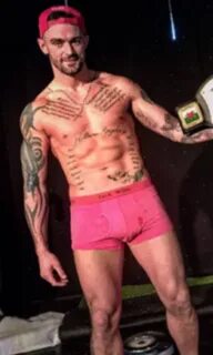 OMG, he's naked UHGAIN: The "Welsh Steve Irwin" aka Boxer Ro