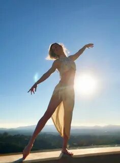 Brie Larson walking on sunshine in 2019 Brie larson, Brie, P