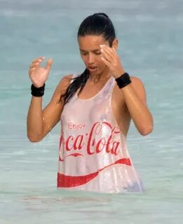 Адриана Лима во мокра маичка и без градник (фото)