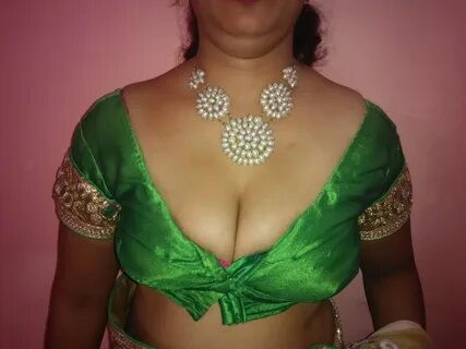 Aunty hot boob blouse pic